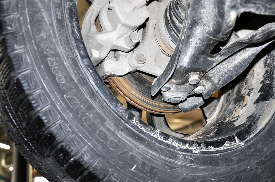 На внутренних поверхностях тормозных дисков появились борозды от камней