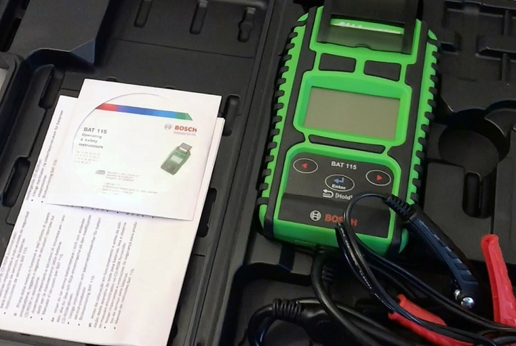 Это профессиональные цифровые анализаторы АКБ. Два из них оснащены принтерами для распечатки результатов проверки.