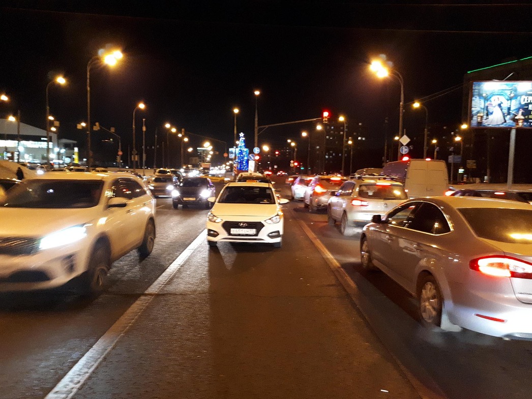 После прибытия экипажа ДПС, все машины перегнали на разделительную полосу и началось оформление ДТП