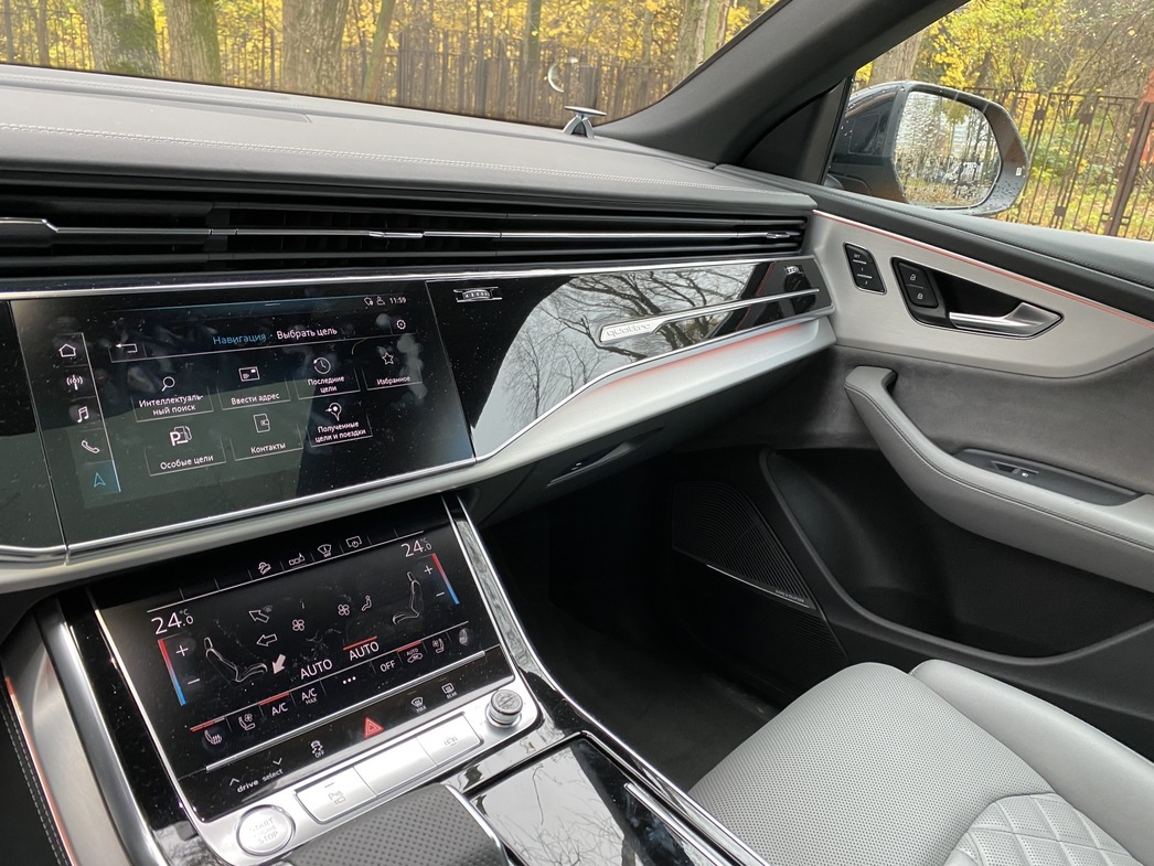 Два дисплея, через которые идут настройки всех систем, очень стильно вписываются в элегантный интерьер.