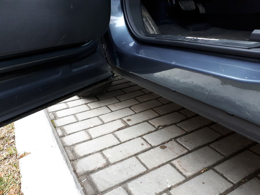 Пороги хорошо защищены от грязи