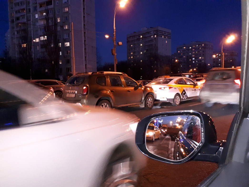 Через какое-то время на левой полосе столкнулись еще два автомобиля