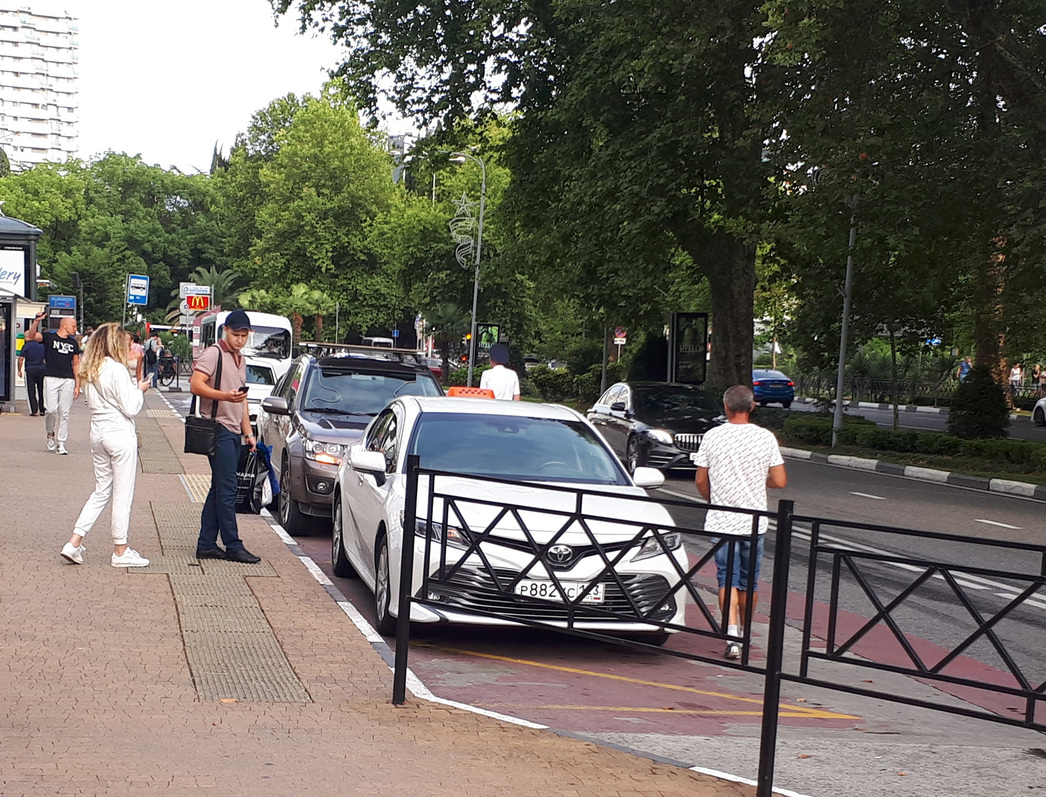 Правила парковки в центре вольные. Несмотря на то, что рядом ходит инспектор ДПС, таксисты все равно стоят на автобусной остановке.