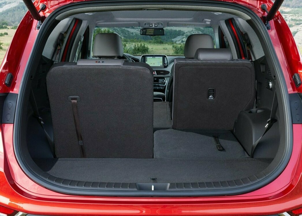 На фото салон семиместного Hyundai Santa Fe 2018 модельного года