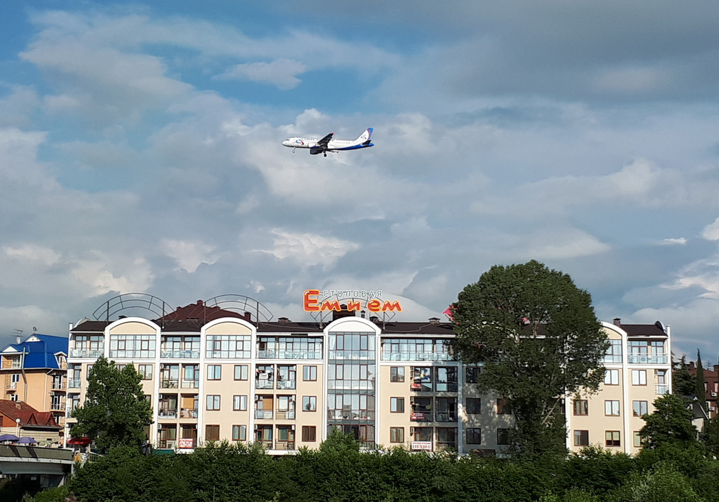 Аэропорт Адлера работает в привычном режиме. Никаких справок об отсутствии коронавируса по прилету уже не требуют.