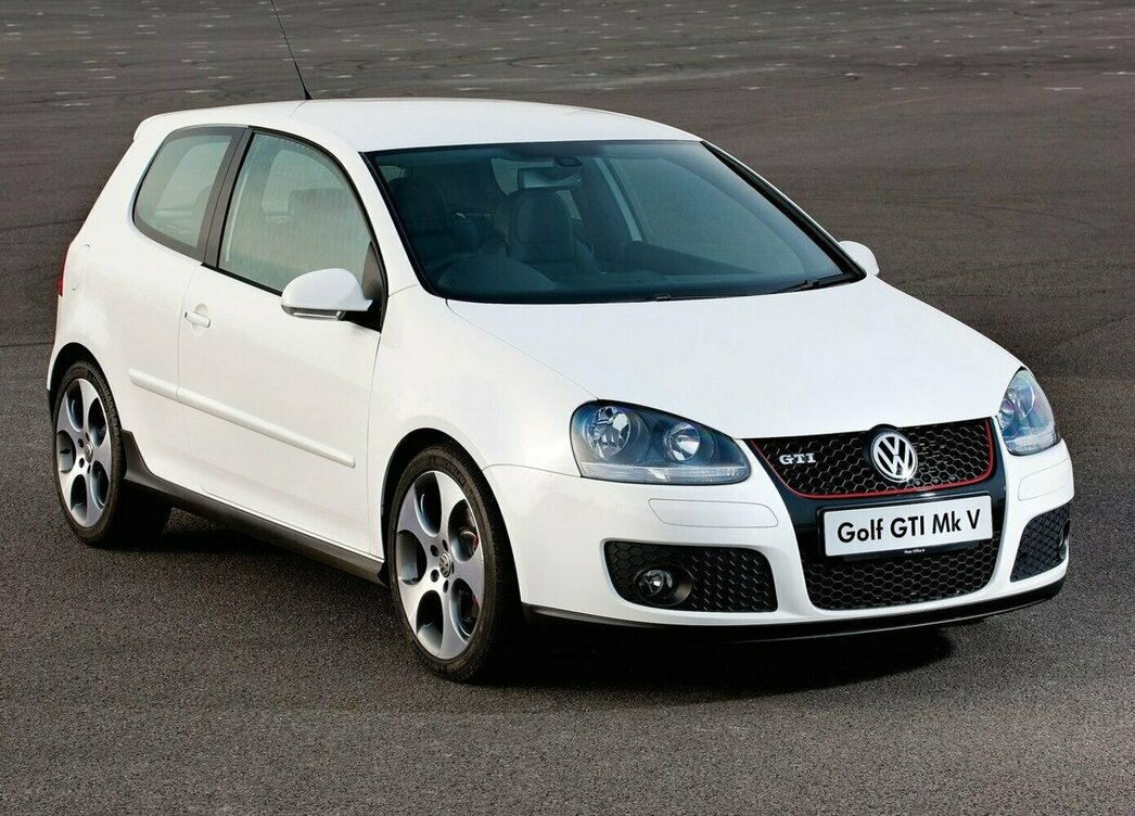 На фото Volkswagen Golf GTI 2004 модельного года