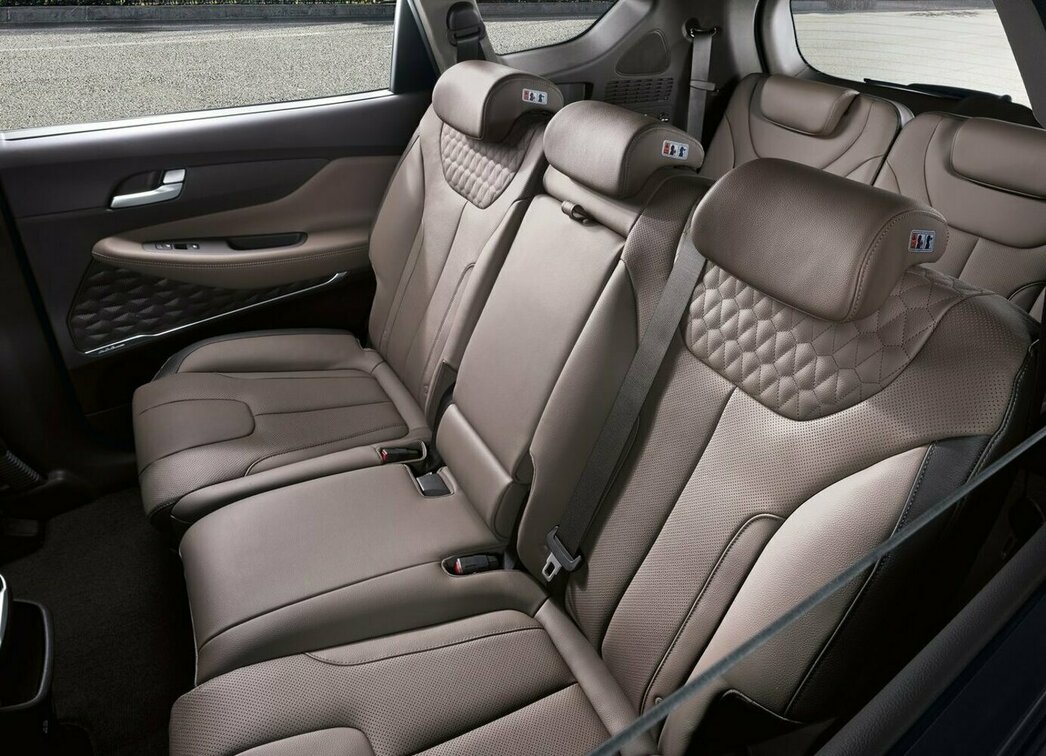 На фото салон семиместного Hyundai Santa Fe 2018 модельного года