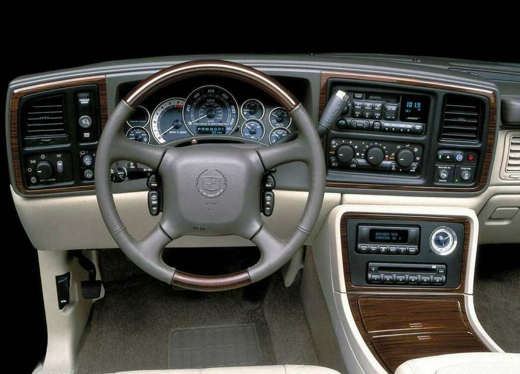 На фото Cadillac Escalade 2002 модельного года