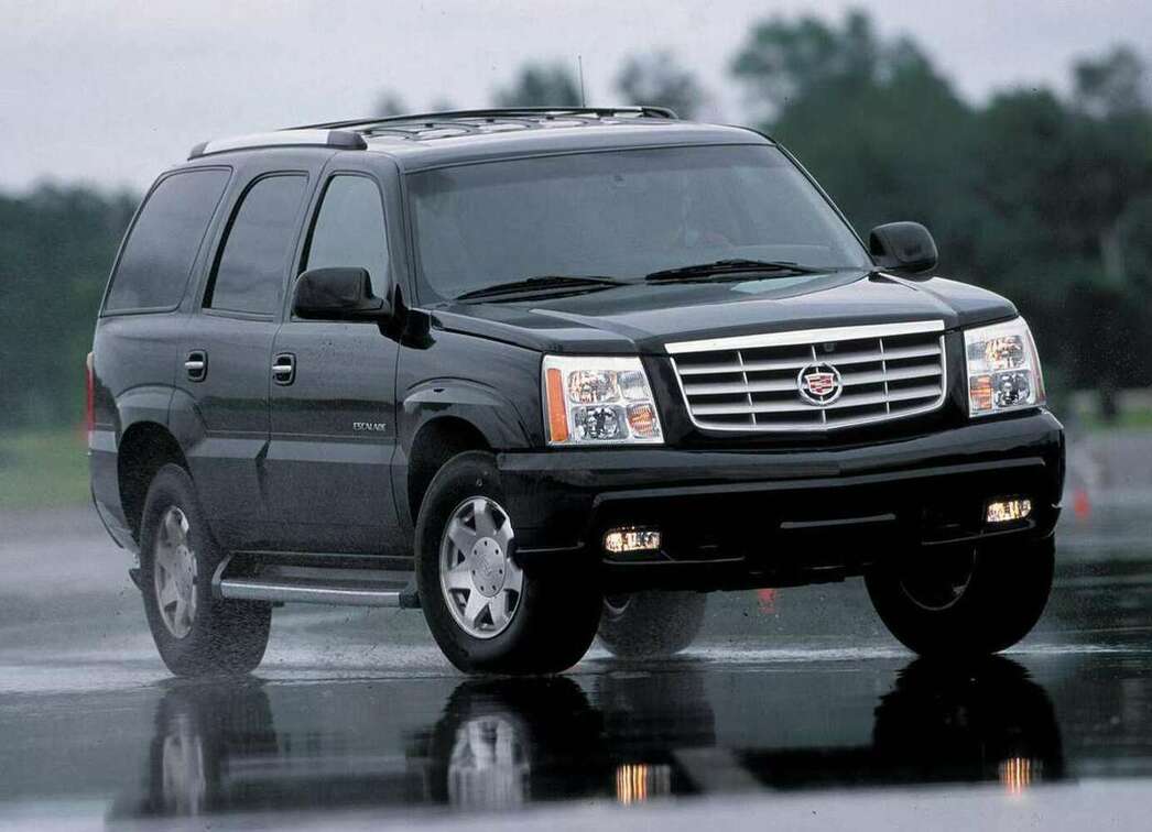 На фото Cadillac Escalade 2002 модельного года