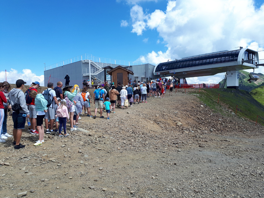 На курортах Красной Поляны появились очереди на канатные дороги.