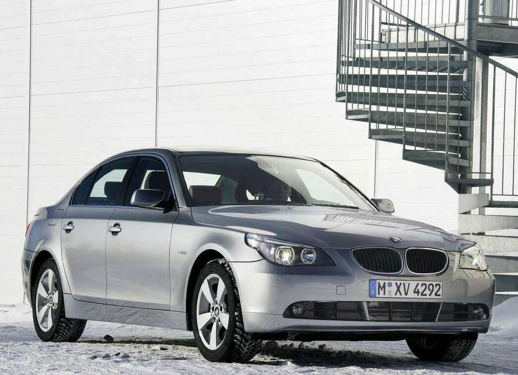 На фото BMW 530xi 2005 модельного года