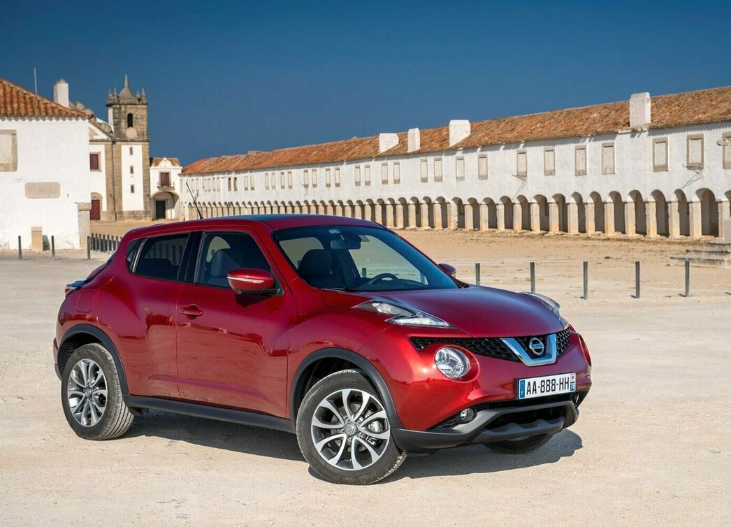 На фото Nissan Juke 2015 модельного года