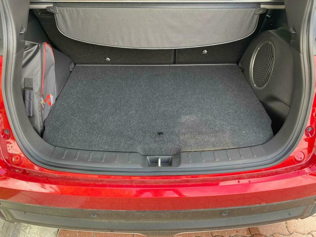 Багажник Mitsubishi Eclipse Cross небольшой. Тем не менее, тут нашлось место для сабвуфера, а под полом разместили запаску.