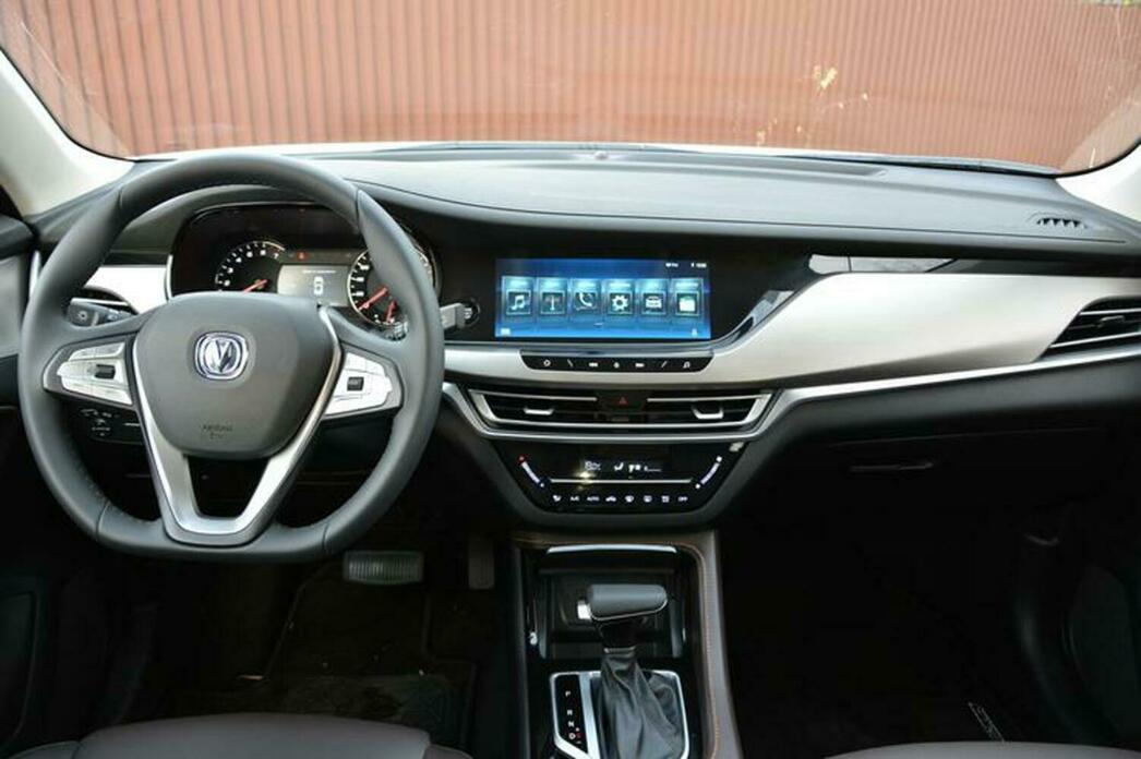 Передняя панель Changan CS35 Plus ультра современна.