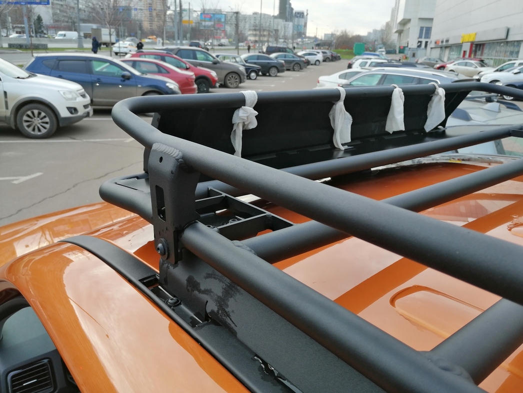 Устранить шум дребезжащего дефлектора багажника удалось с помощью влажных салфеток, подвязанных к каркасу. 