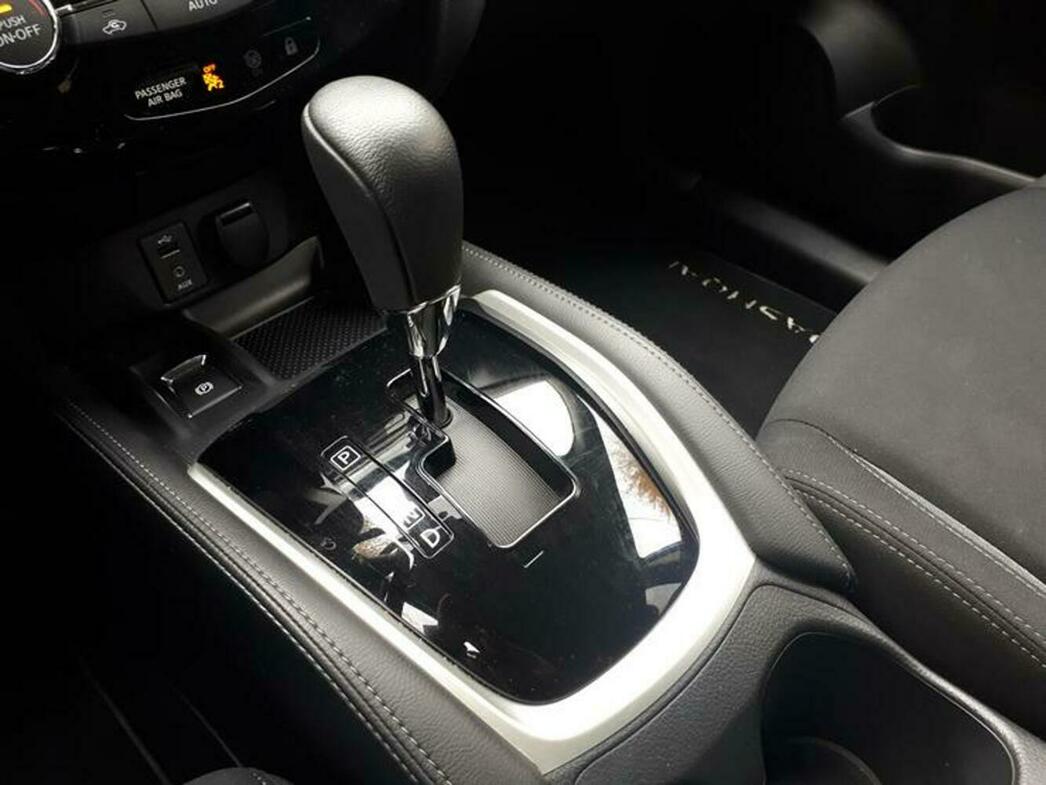 Рычаг селектора вариатора Nissan Qashqai не столь стилен, как у Changan CS35 Plus.