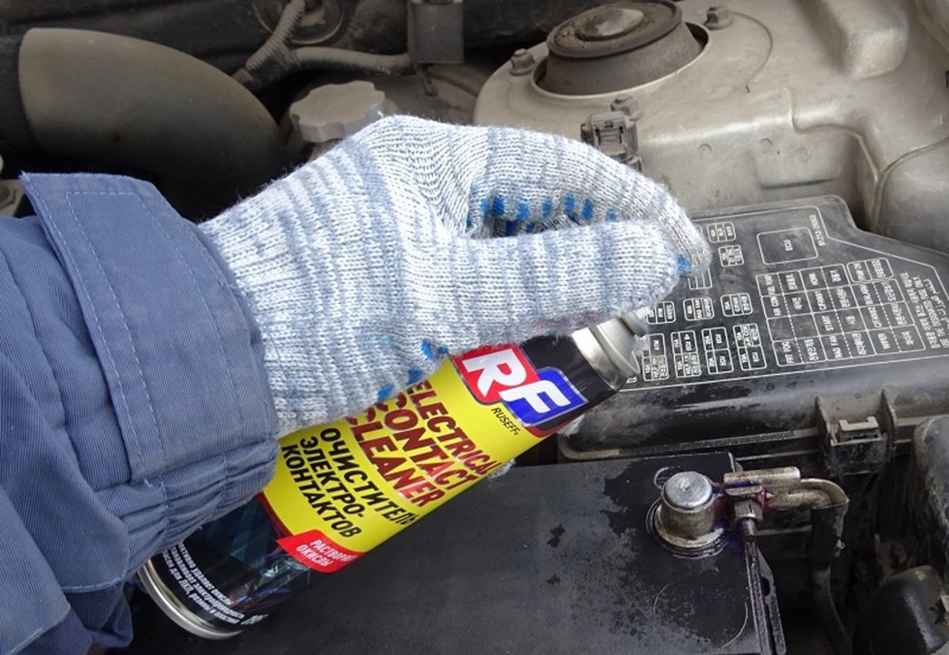 Чистку и защитную обработку клемм и наконечников проводов следует проводить с помощью специальных аэрозолей или смазок.