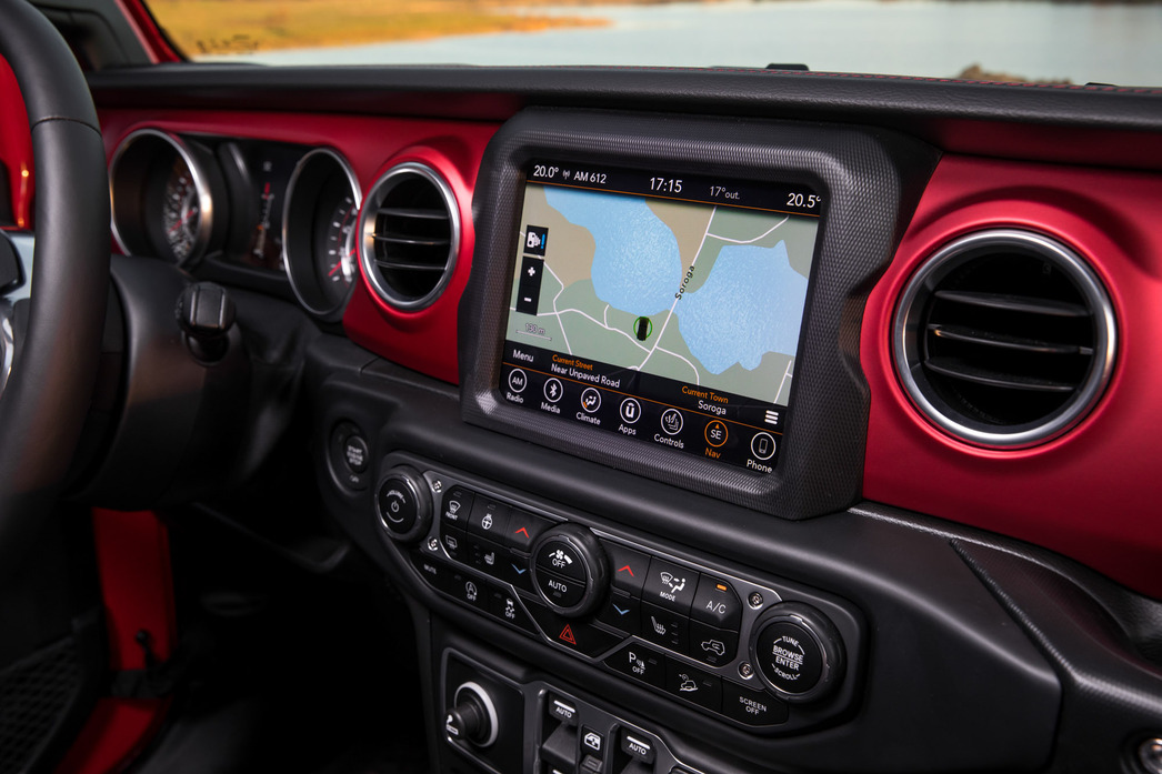 В целом, всякие кнопочки и пимпочки расположены вполне эргономично. Но вот к чему так и не смог привыкнуть за день пребывания за рулем Jeep Wrangler, так это к стеклоподъемникам, кнопки которых получили прописку не в дверных ручках, а на центральной консоли. Ну а как иначе, ведь крыша, лобовое стекло и двери на «Вранглере» –  съемные.