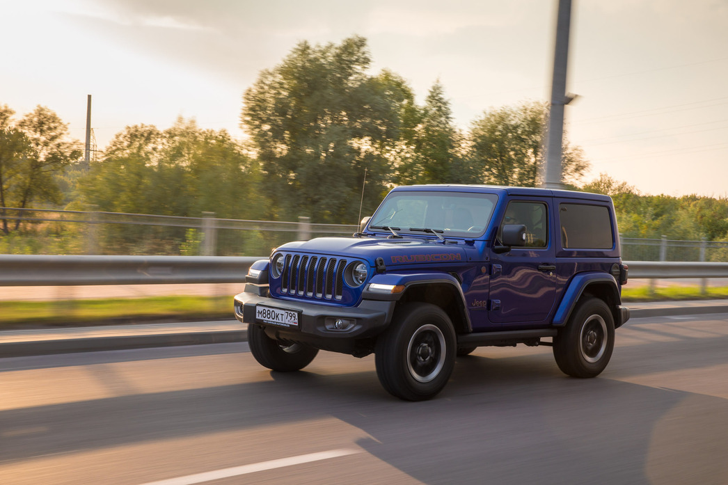 В путешествиях «на дальняк» обновленный Wrangler не так плох, как о нем говорят. Высокий уровень комфорта, неплохая «шумка», да и в целом поведение внедорожника на асфальте не вызвало нареканий.