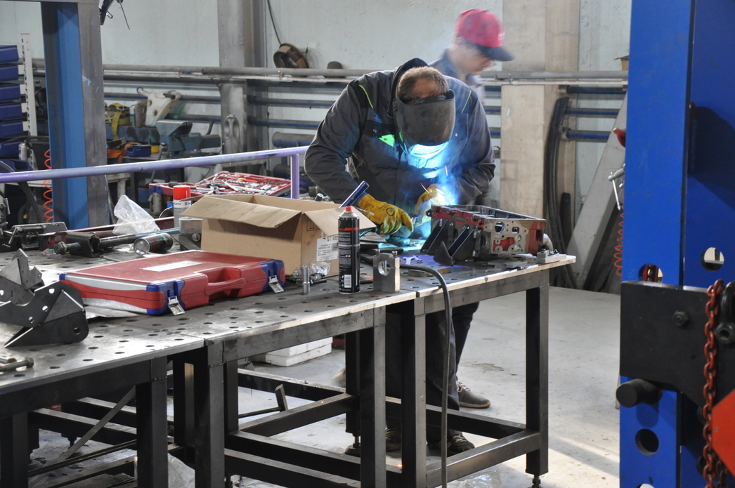 Этот стол - конструктор Lego, только для взрослых. Сборку машины начинают именно здесь. Тут же делают и небольшие узлы, такие как кронштейны амортизаторов и поворотные кулаки.