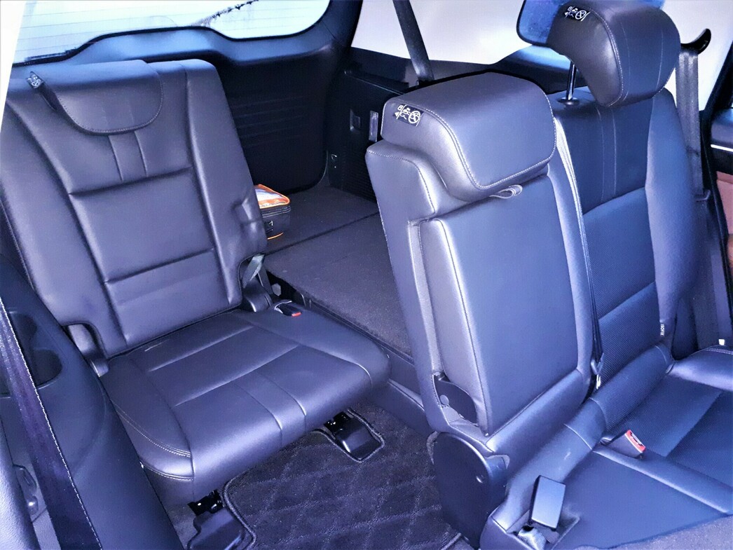 Третий ряд кресел оказался неожиданно удобен