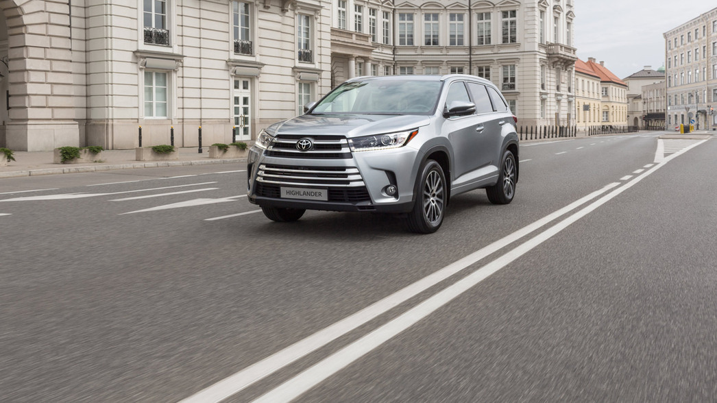 На фото Toyota Highlander 2017 модельного года