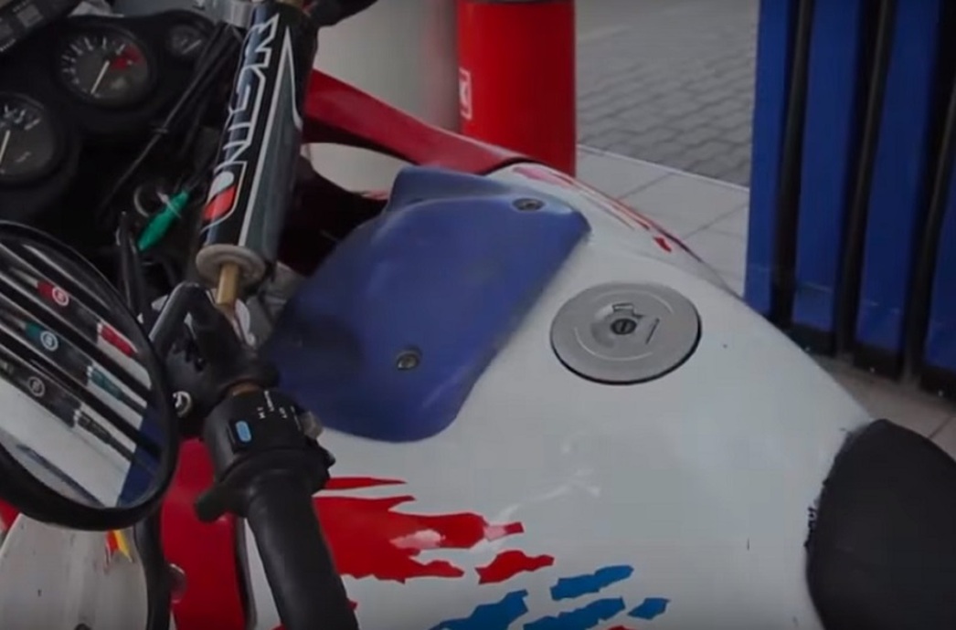 Бак мотоцикла надо заправить под завязку и залить в него стабилизатор бензина, обеспечивающий сохранность горючего в течение нескольких месяцев.