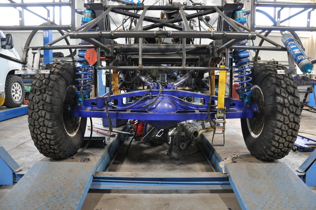 Начнем с того, что ведущие мосты машин, абсолютно серийные. Только снаружи корпус усилили.