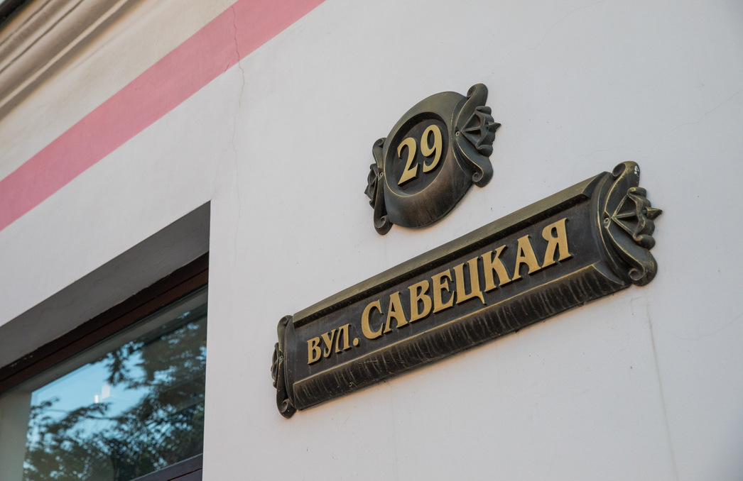 Как слышится, так и пишется. Настоящий рай для российских школьников.
