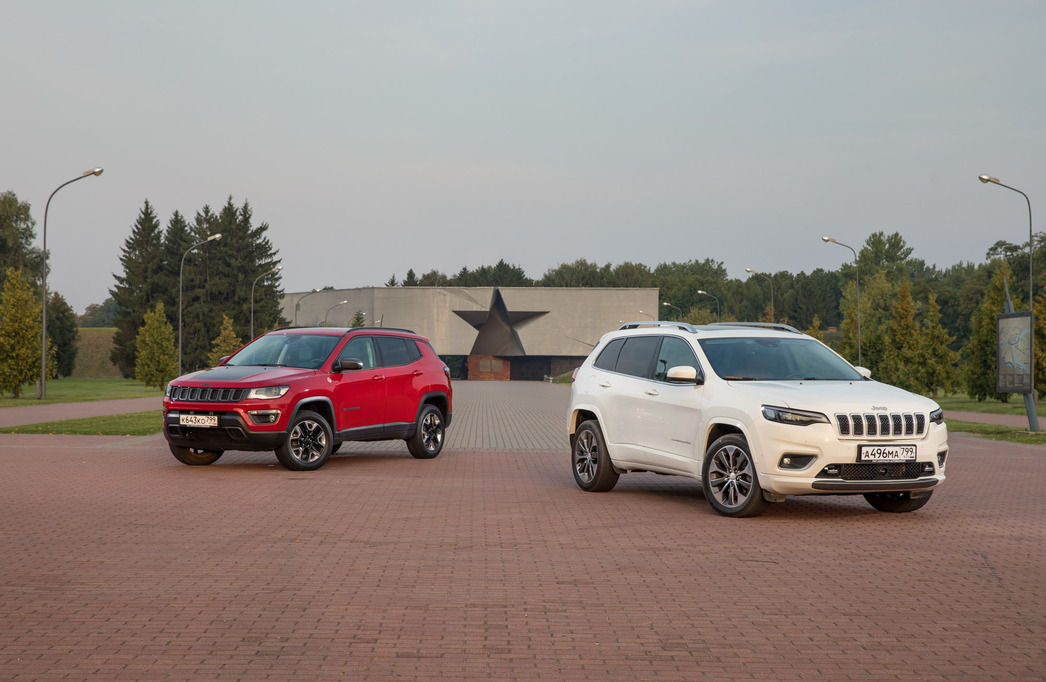 Cherokee и Compass многие ошибочно считают одноклассниками. Однако при внешней схожести –  это совершенно разные автомобили. Объединяет их одно: отменная надежность и незаурядная проходимость.
