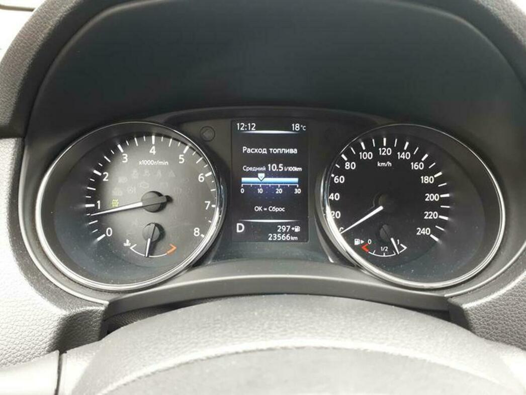 Приборная панель «японца» с колодцами выглядит архаично.