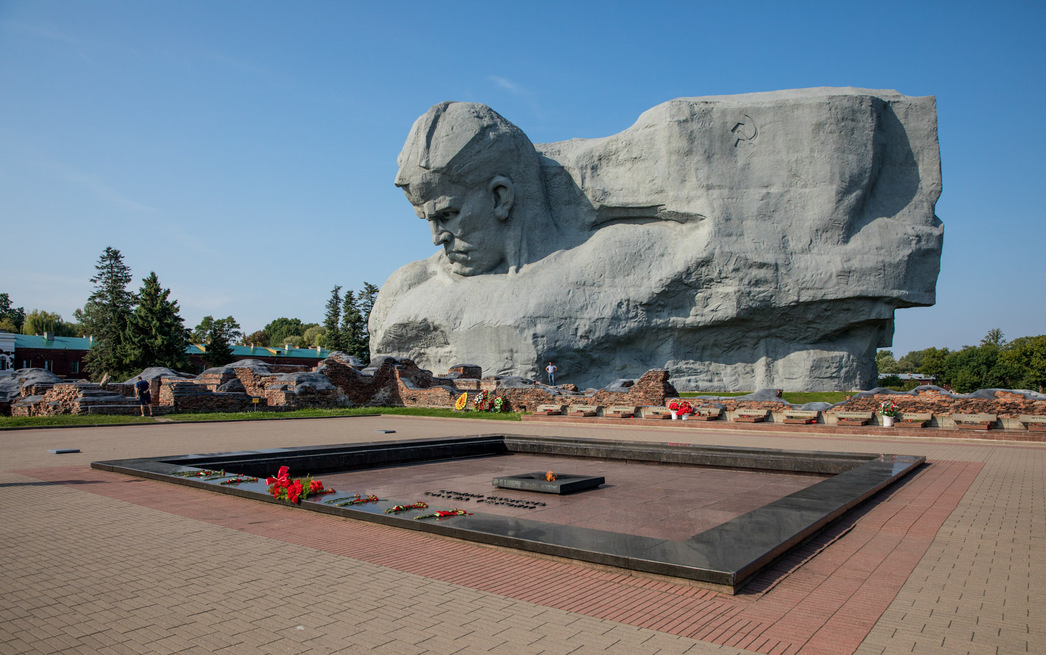 Один из символов Брестской крепости – скульптура «Мужество», посвященная ее защитникам. Автор – советский монументалист Евгений Вучетич. Масштаб изваяния просто шокирует.
