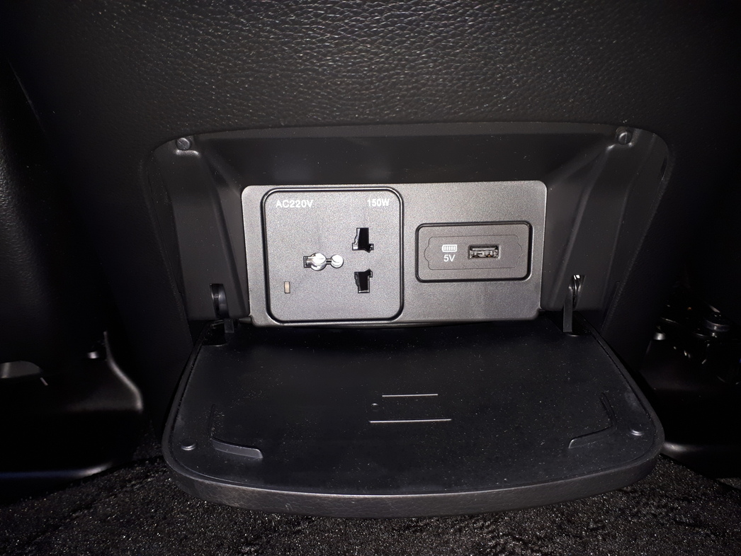 Под блоком климата разместили розетку и слот USB