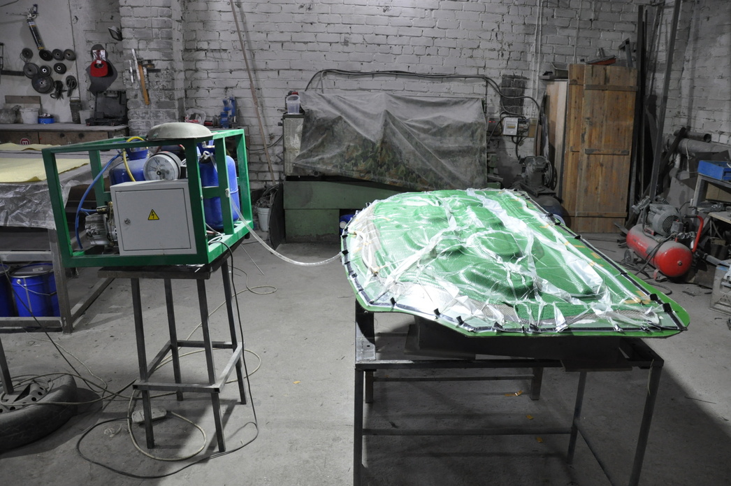 А вот так изготавливают карбоновые детали кабины. На фото - нижняя панель капота.
