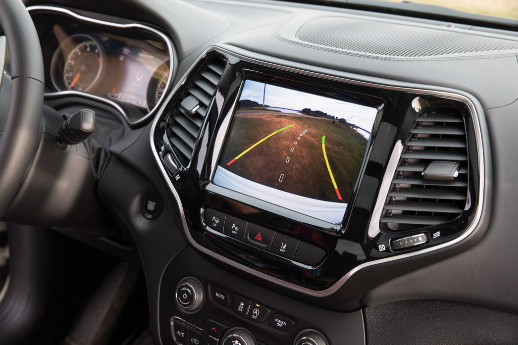 Камера заднего вида, установленная на нашем Cherokee, в значительной степени облегчает парковку. 