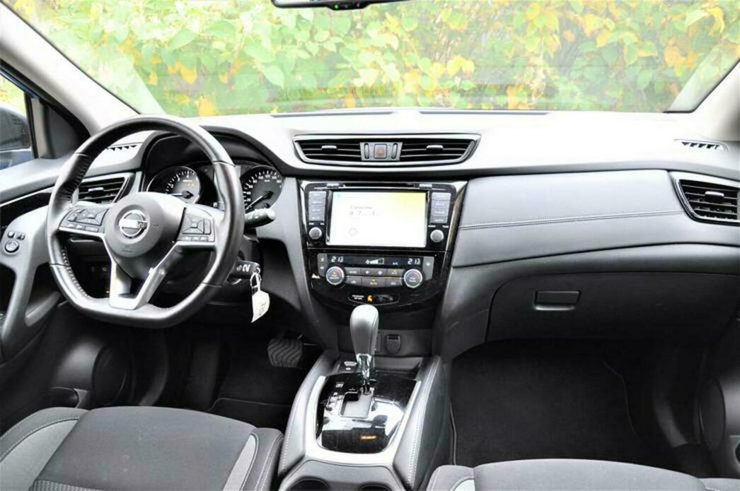 Торпедо Nissan Qashqai выглядит уже старомодно, хотя еще и актуально.