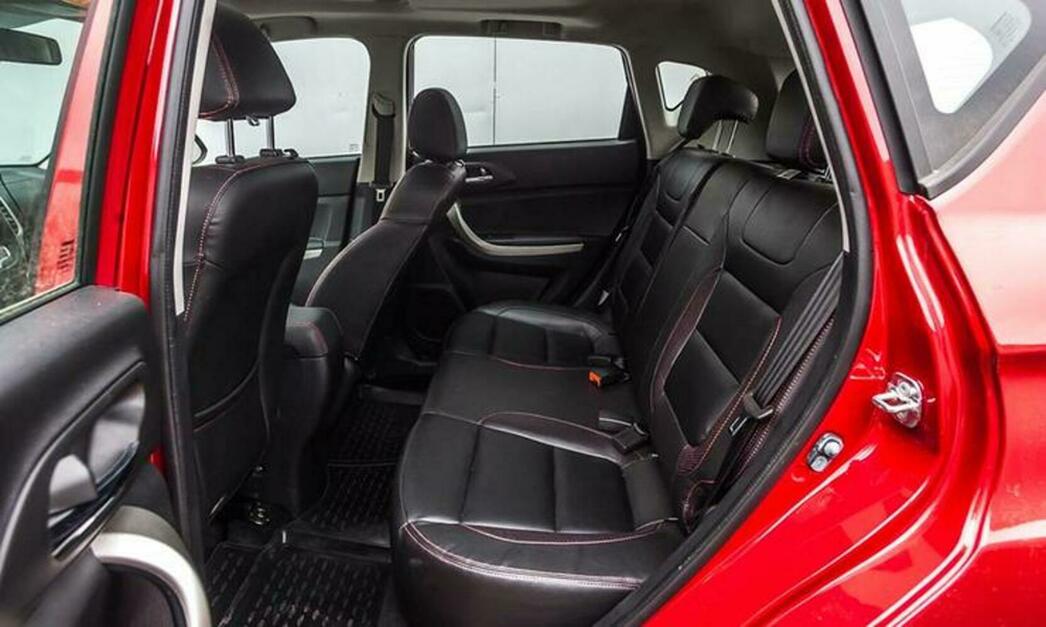 Пассажирам CS35 Plus будет просторно, да и отделка салона порадует.