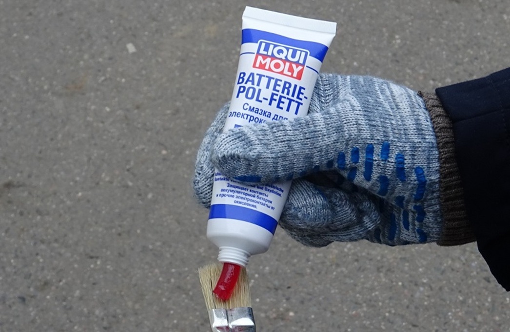 Наконечники стыковочных проводов и клеммы аккумулятора следует обработать специальными защитными составами.