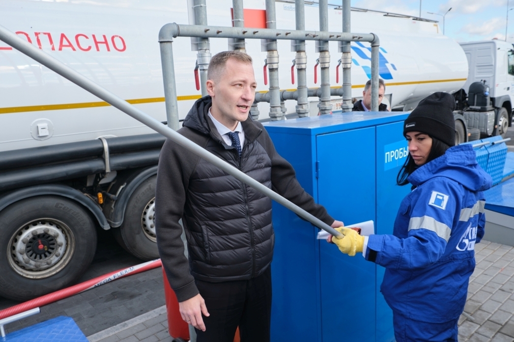 На АЗС сети «Газпромнефть» за отсутствием воды в резервуарах следит электроника, но специально для «Автовзгляда» продемонстрировали эксперимент с пастой