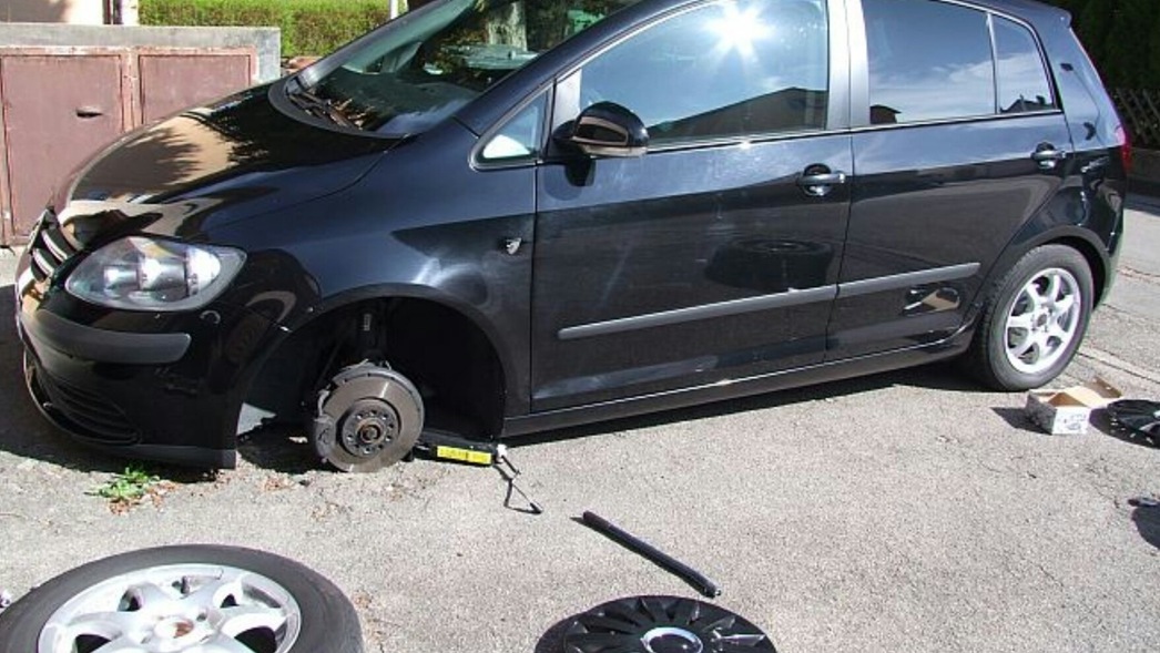 Если попытаться "сорвать" колесо, автомобиль может рухнуть с домкрата.