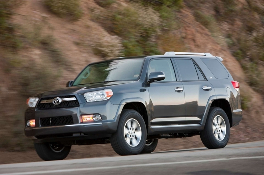 На фото Toyota 4Ranner 2010 года