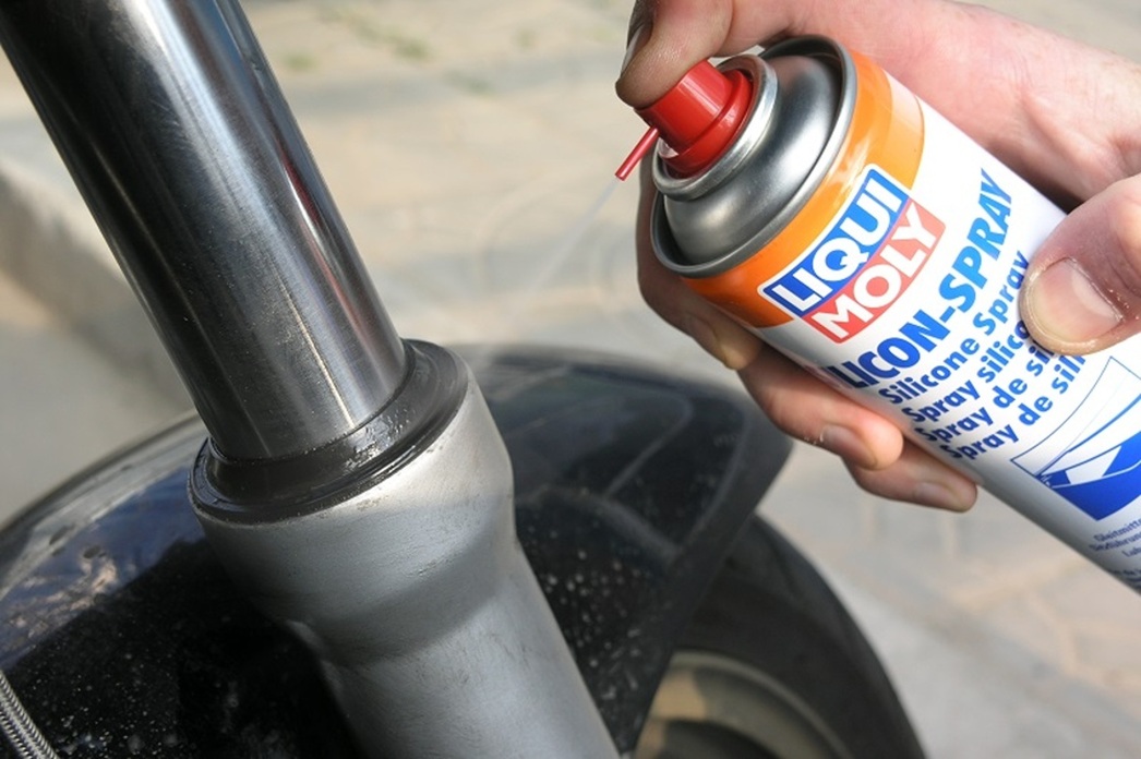 При консервации необходимо провести обработку уплотнителей, резинок, элементов электропроводки, а также шарнирных соединений. 