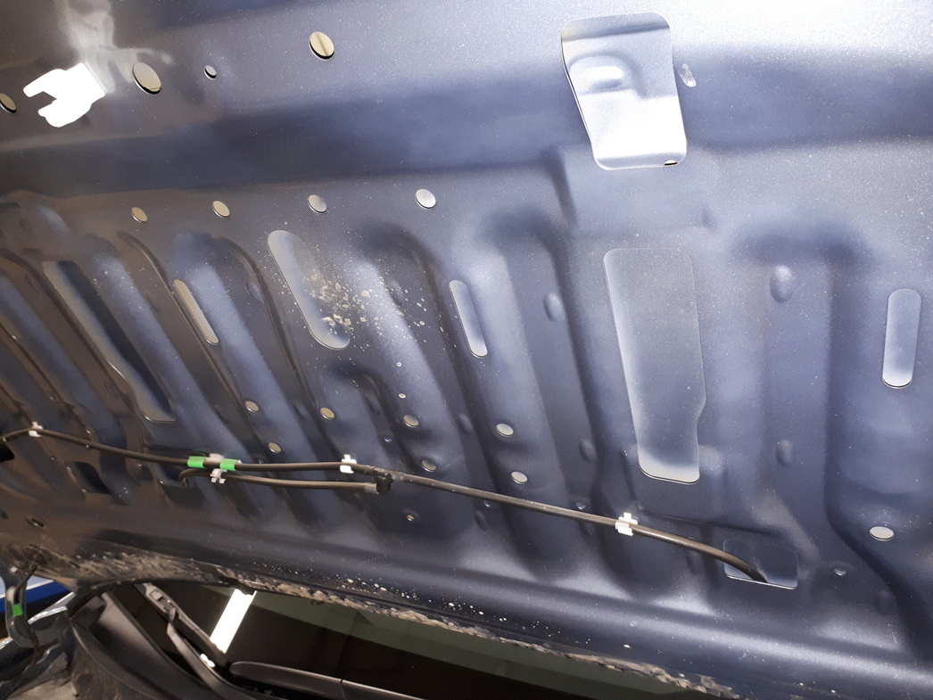 У капота нет газовых упоров, а на внутренней части крышки отсутствует даже намек на шумоизоляцию.