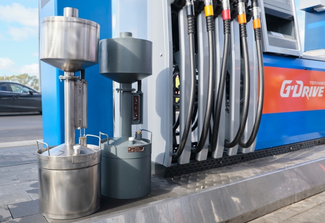 В этом году на станциях «Газпромнефти» стали использовать новую, еще более точную модель мерника (слева). Его погрешность -  всего 0,05%