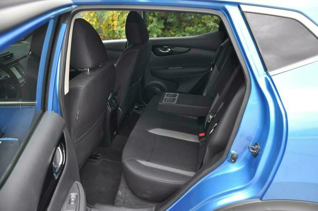 Интерьер Qashqai откровенно бюджетен.