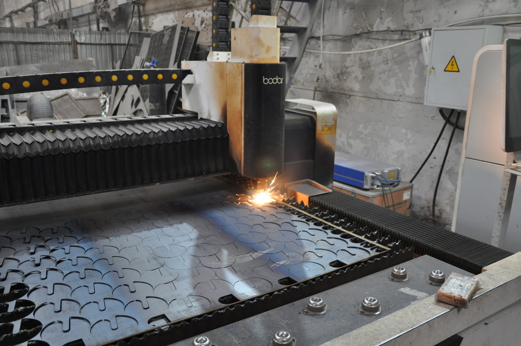 Плазморез позволяет очень точно вырезать заготовки под кронштейны и другие детали