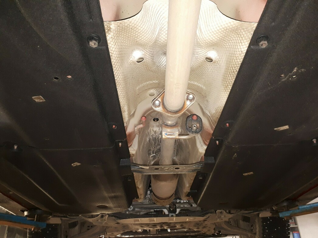 Днище надежно укрыто пластиковыми щитками