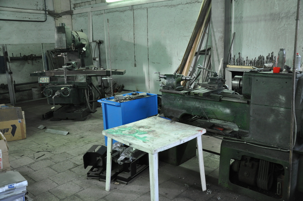 В цехе по соседству стоят станки: сверлильный, точильный, токарный, фрезерный и другие.