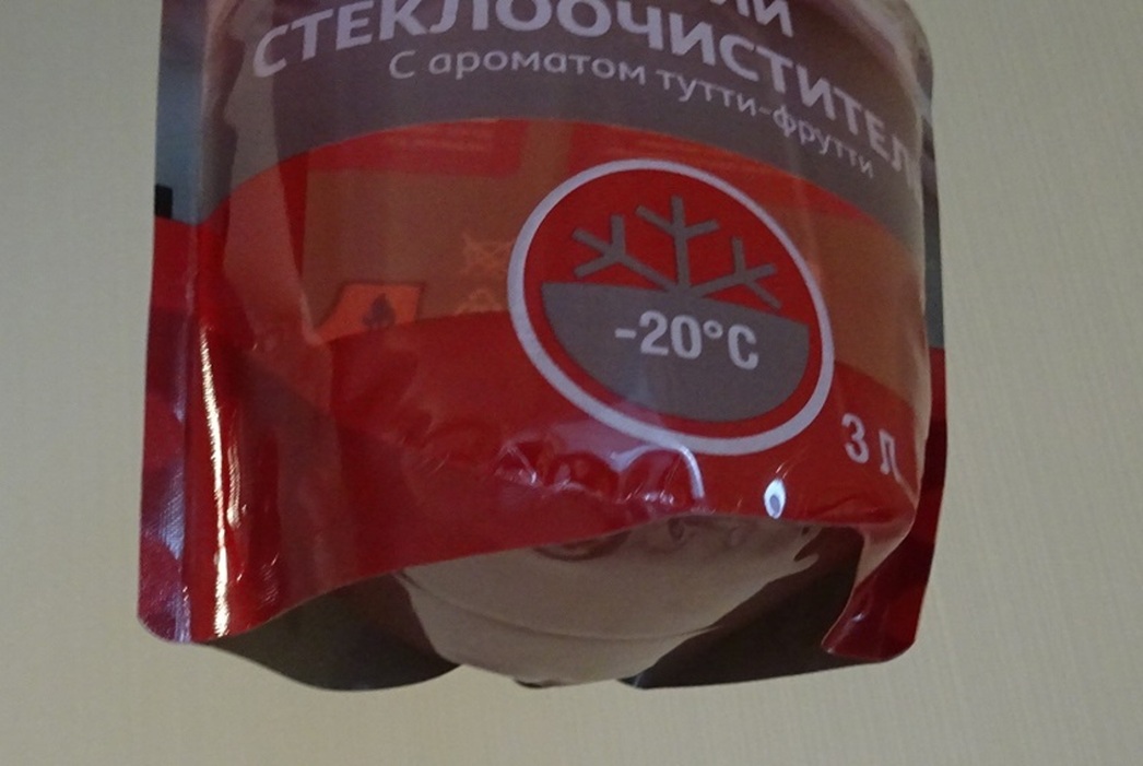 Опорная поверхность у мягких канистр нередко сминается, из-за чего они переходят в неустойчивое положение и падают.