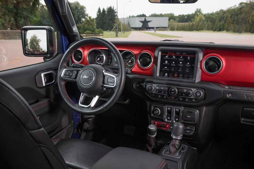 Салон у Wrangler хоть по-спартански прост, но не лишен «изюминки». Ощущений, что ты сидишь в бомж-мобиле нет совершенно. Хотя как может быть по-другому в авто ценой от 2 850 000 рублей?